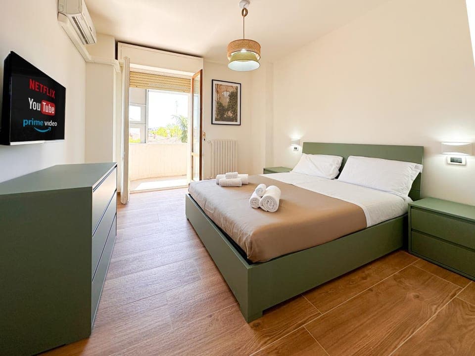 Bed, TV and multimedia, Photo of the whole room, Bedroom, towels, air conditioner