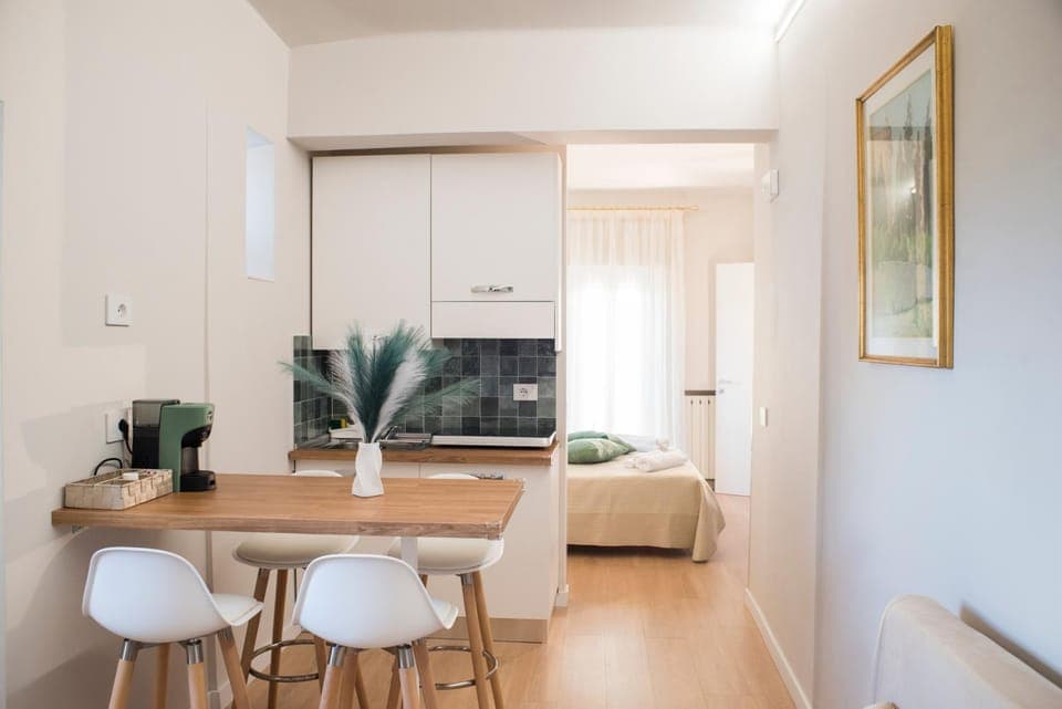 TV and multimedia, Kitchen or kitchenette, Living room, Seating area, Dining area