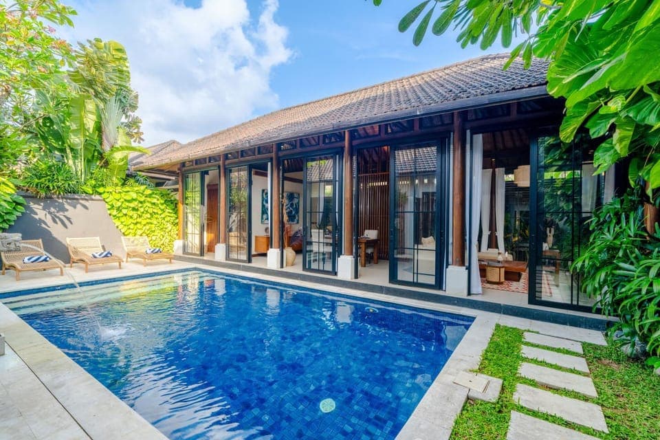 Property building, Day, Swimming pool, sunbed