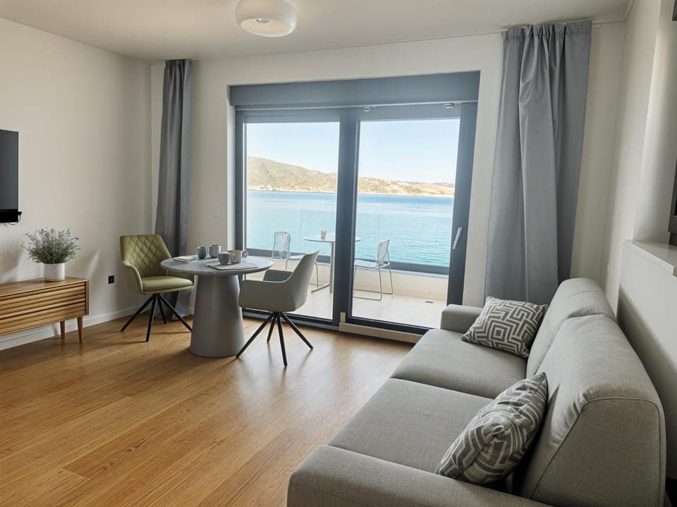 Natural landscape, TV and multimedia, Living room, Seating area, Dining area, Sea view