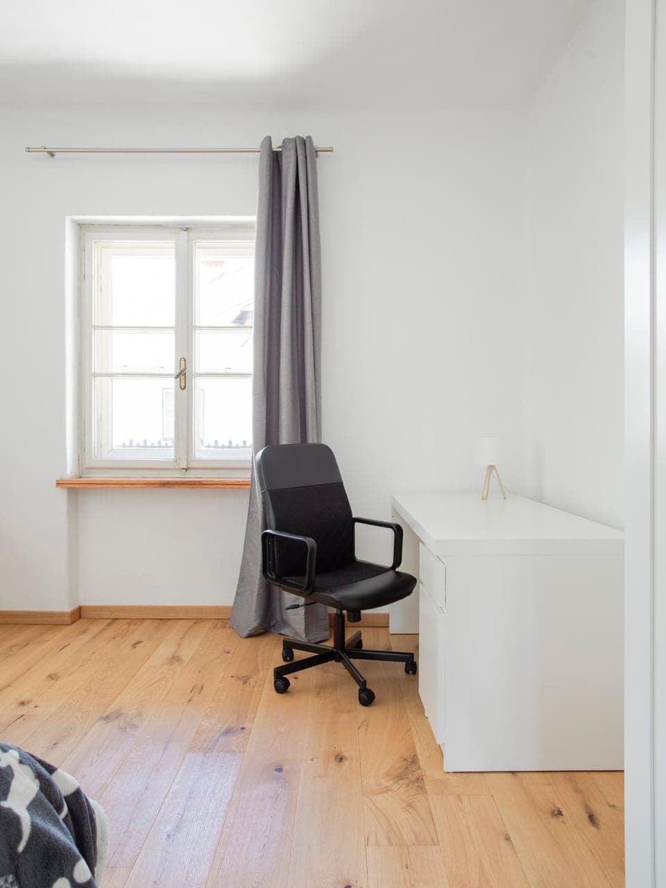 Bed, Seating area, Bedroom