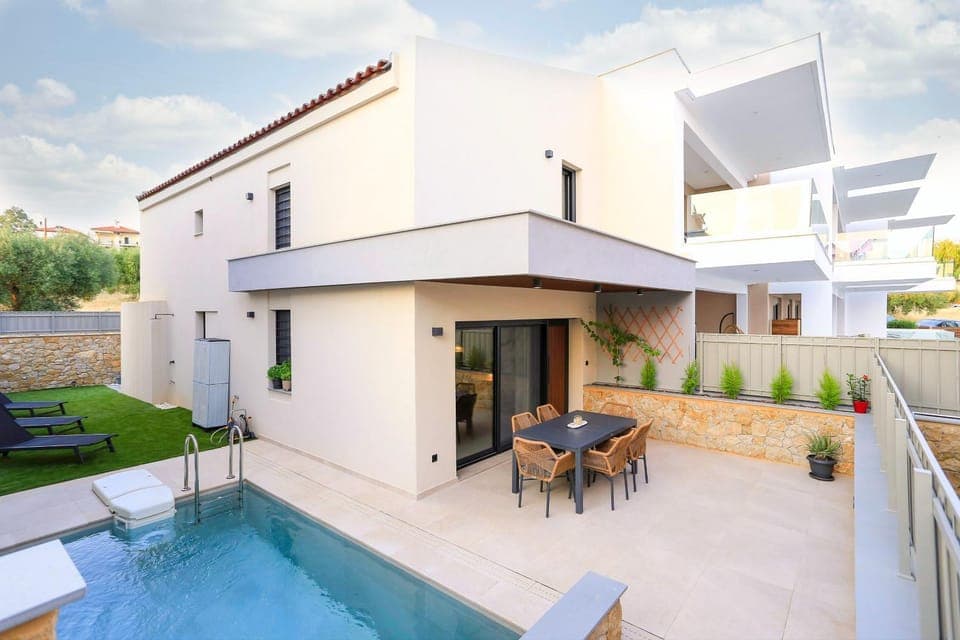 Property building, Day, Balcony/Terrace, Dining area, Pool view, Swimming pool, sunbed