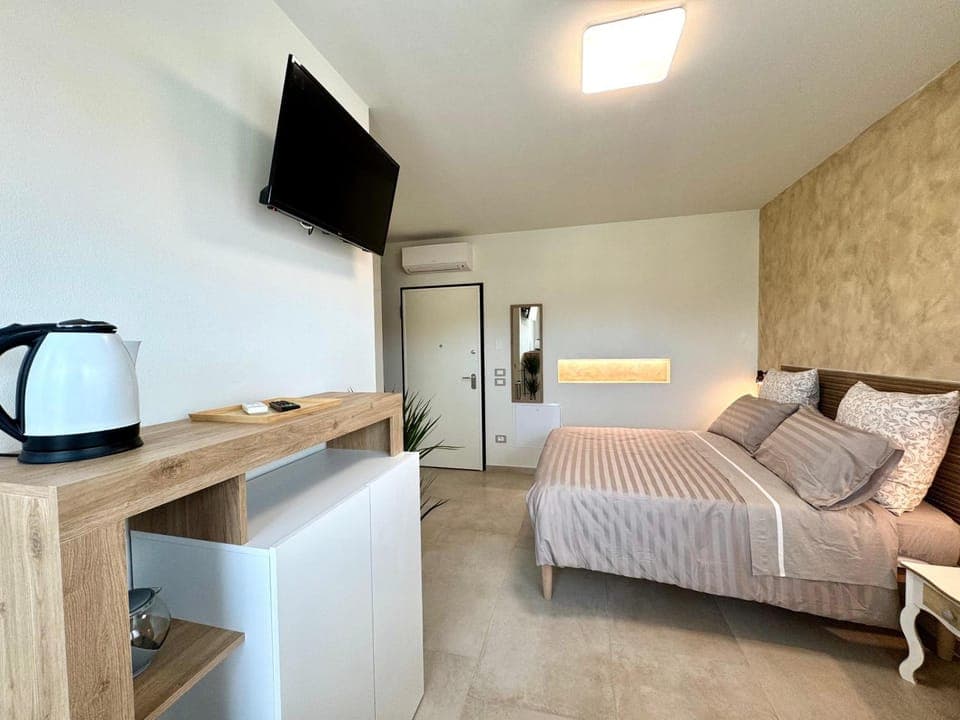 Bed, TV and multimedia, Coffee/tea facilities, Living room, Photo of the whole room