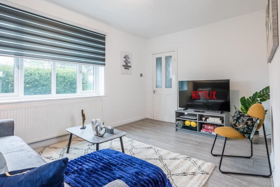 Communal lounge/ TV room, TV and multimedia, Living room, Seating area, Evening entertainment