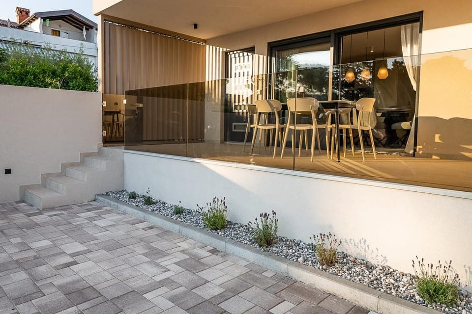 Property building, Day, Balcony/Terrace, Balcony/Terrace, Seating area, Dining area