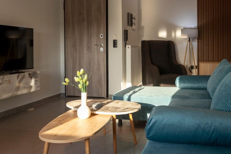 TV and multimedia, Living room, Seating area, Evening entertainment