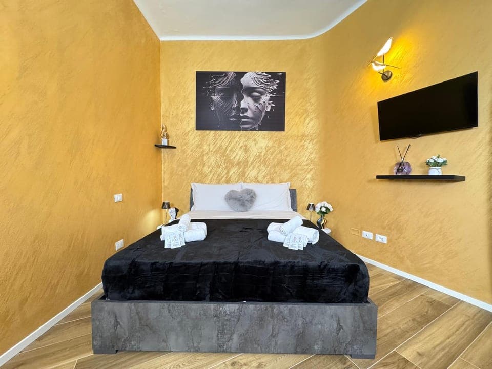 Bed, TV and multimedia, Photo of the whole room, Bedroom, towels