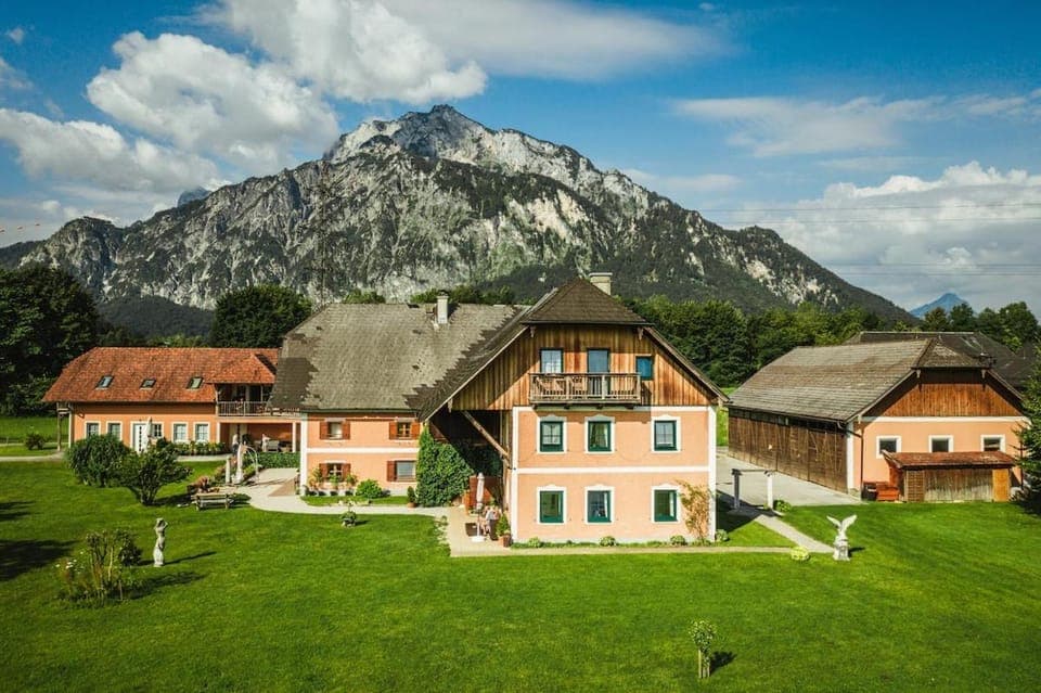 Property building, Nearby landmark, Natural landscape, Garden, Balcony/Terrace, Mountain view