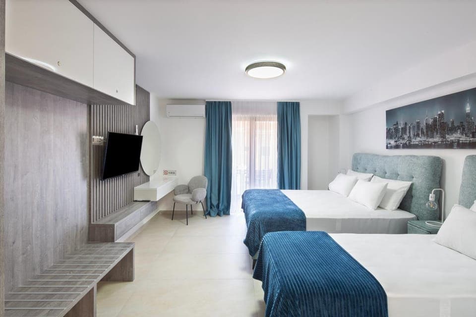 Bed, TV and multimedia, Photo of the whole room, Bedroom