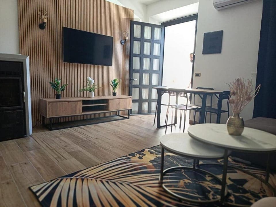 Communal lounge/ TV room, Living room, Dining area, air conditioner