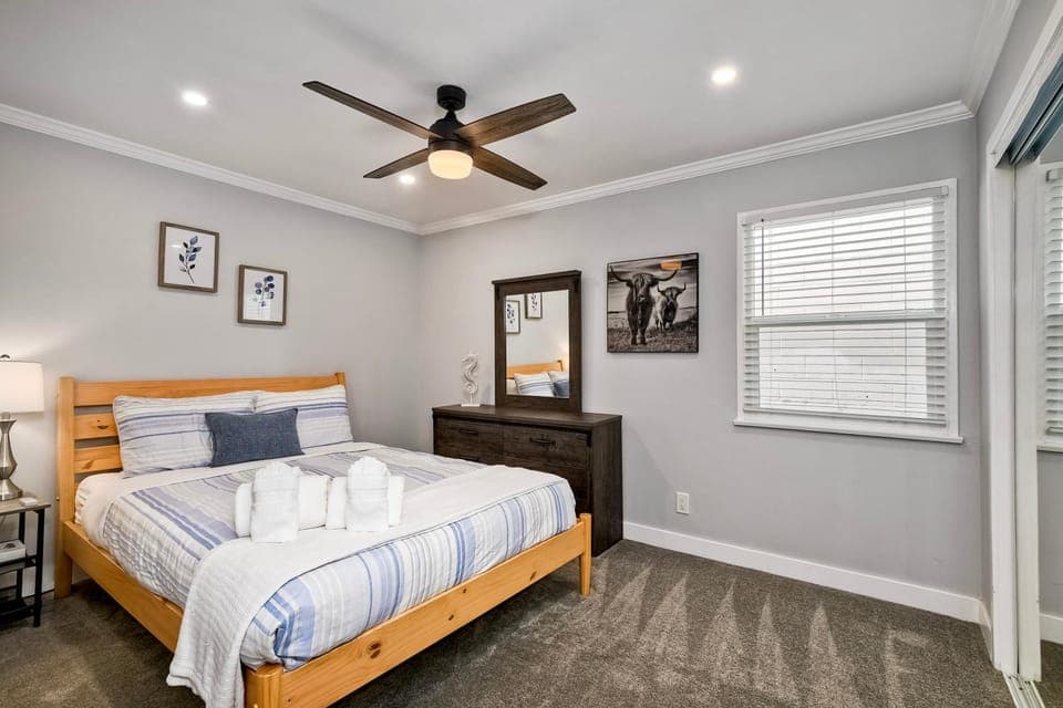 Luxury Beach Duplex, Sleeps 9, Dog-Friendly, AC, Fire Pit & Grill House in Carlsbad