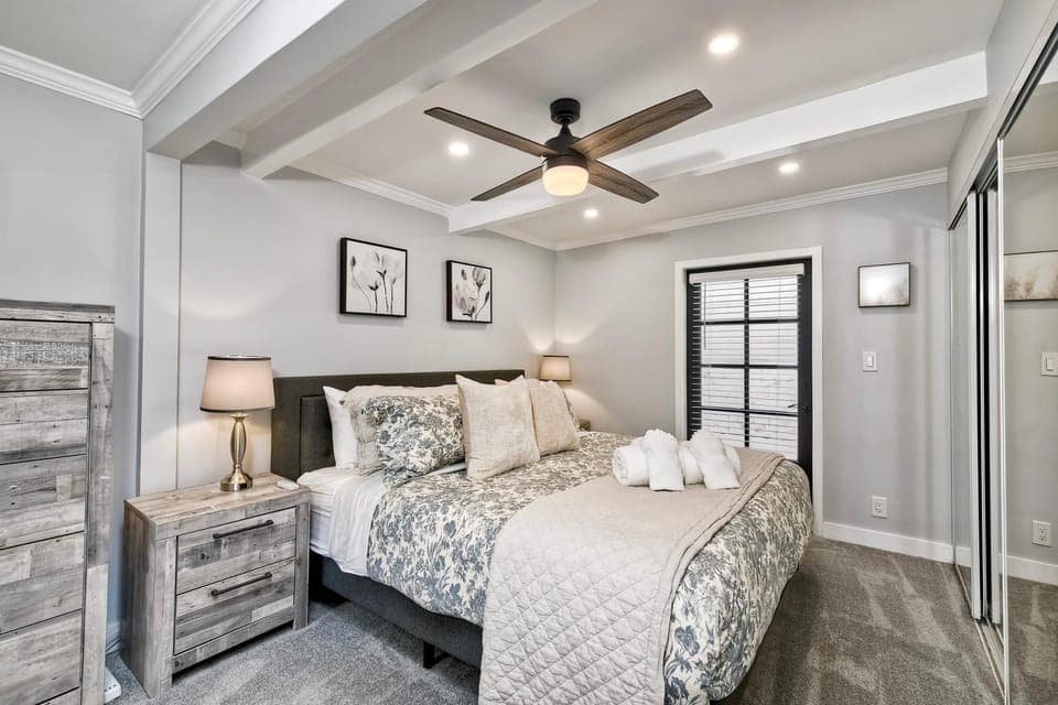 Luxury Beach Duplex, Sleeps 9, Dog-Friendly, AC, Fire Pit & Grill House in Carlsbad