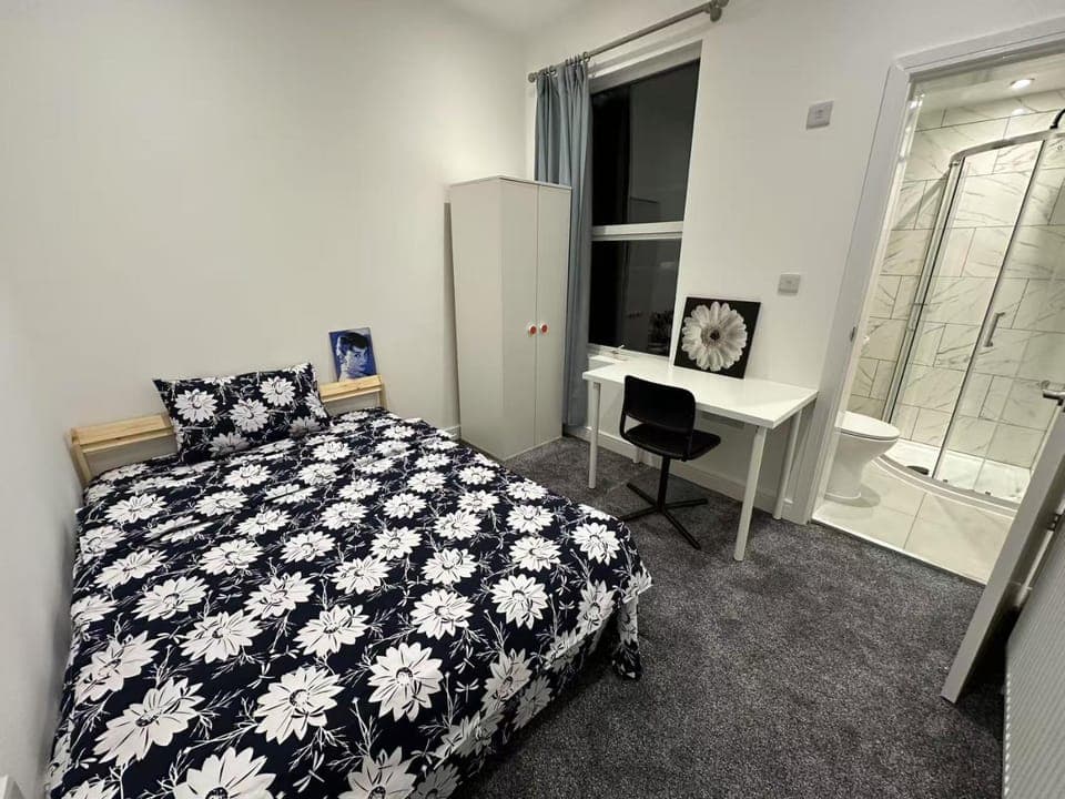 Photo of the whole room, Bedroom