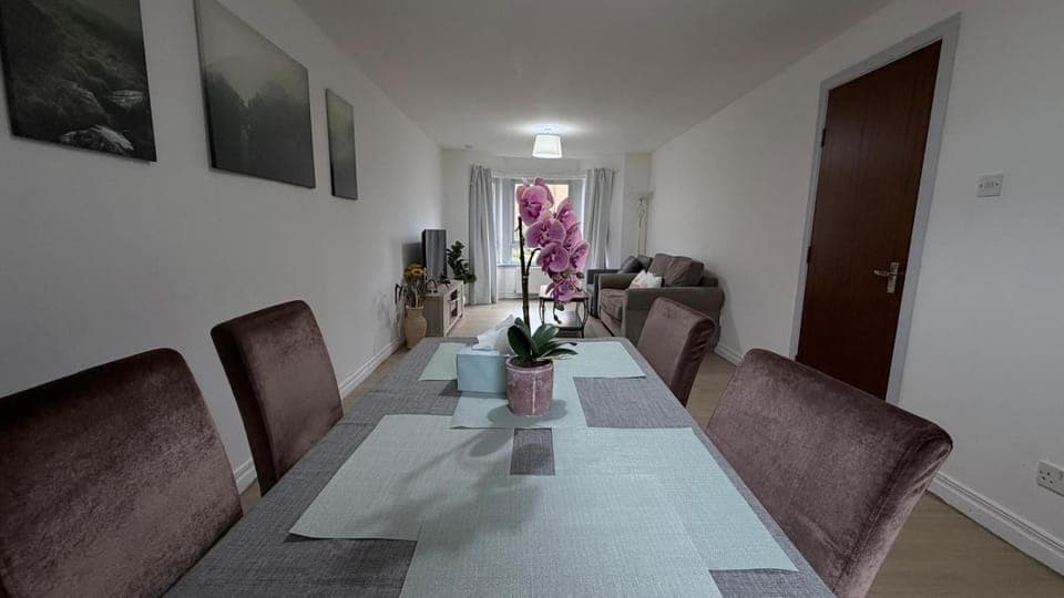 TV and multimedia, Living room, Seating area, Dining area