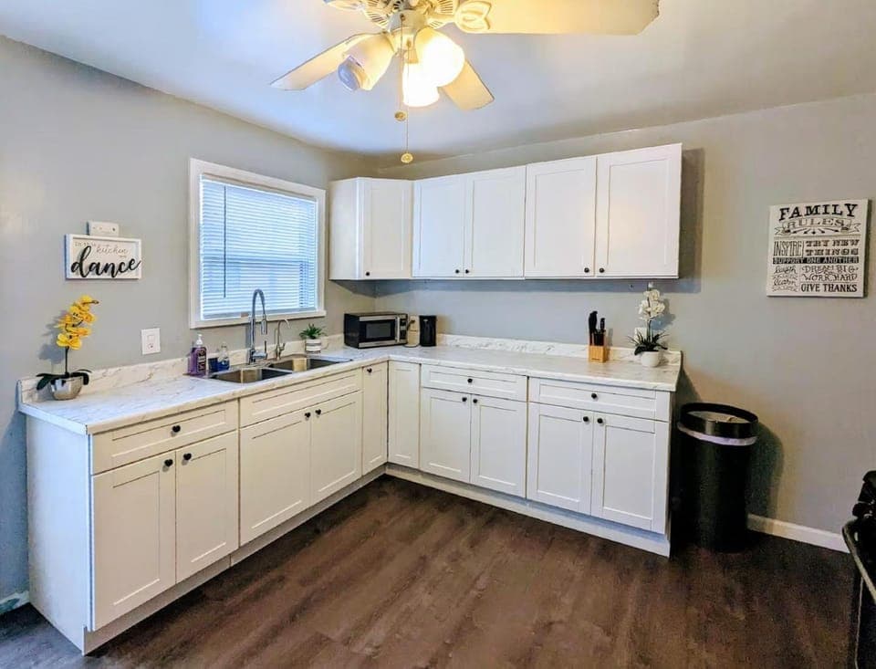 Kitchen or kitchenette, oven, pet friendly, stove