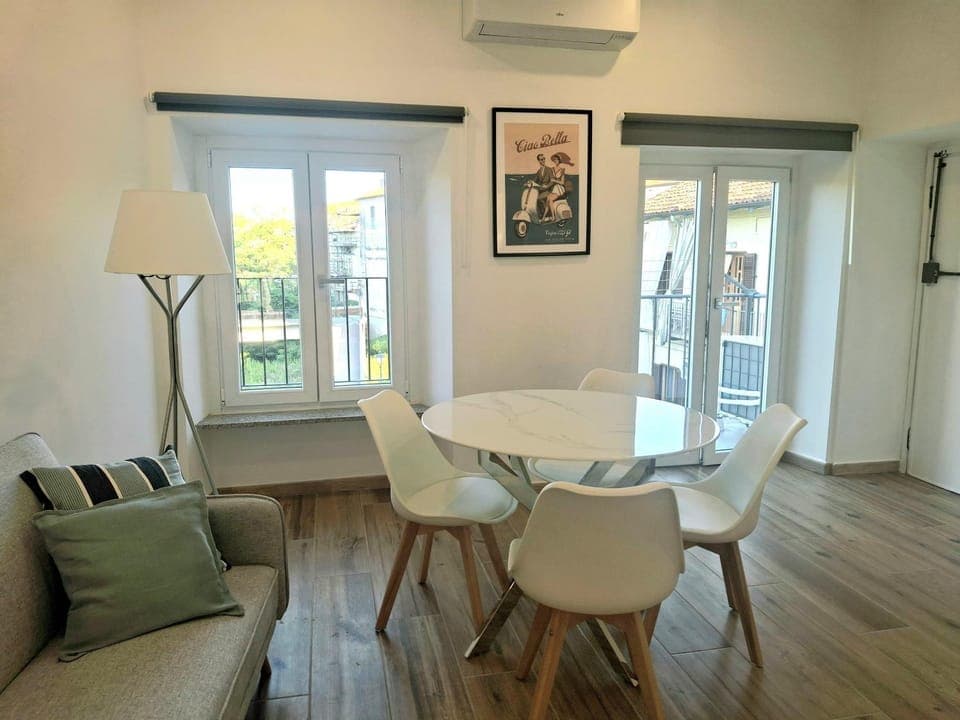 Living room, Seating area, Dining area, Breakfast, Lunch, Dinner, air conditioner