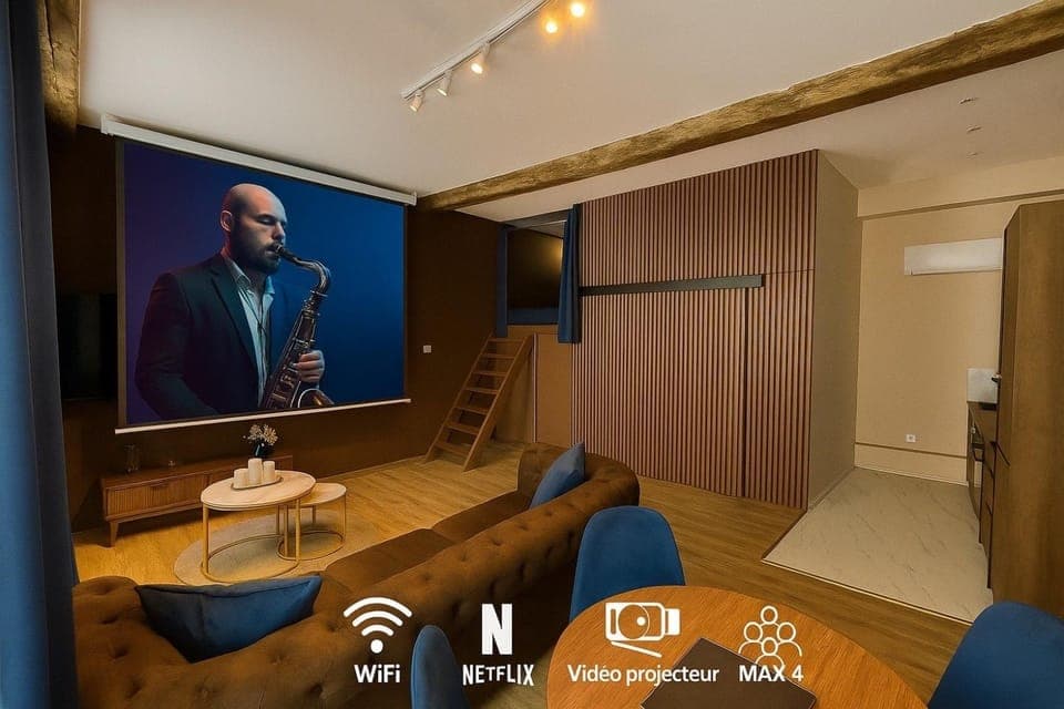 Communal lounge/ TV room, TV and multimedia, Living room, Evening entertainment