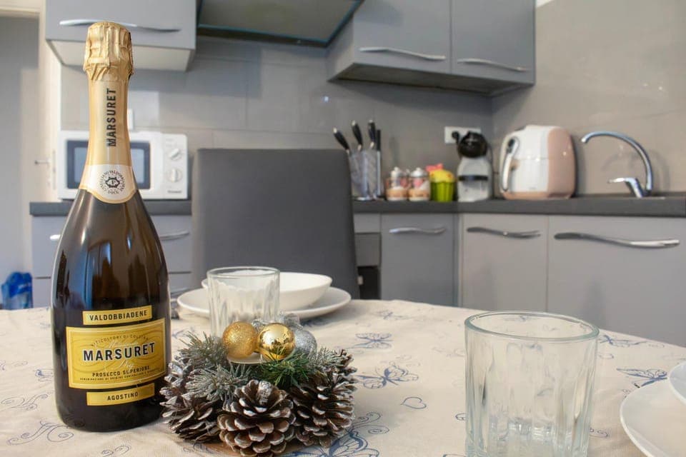 Kitchen or kitchenette, Food and drinks, Food, Drinks, Alcoholic drinks