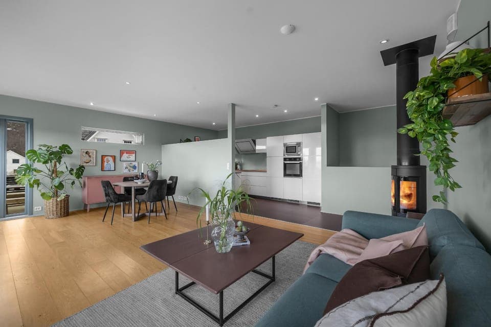 Kitchen or kitchenette, Living room, Seating area, Dining area