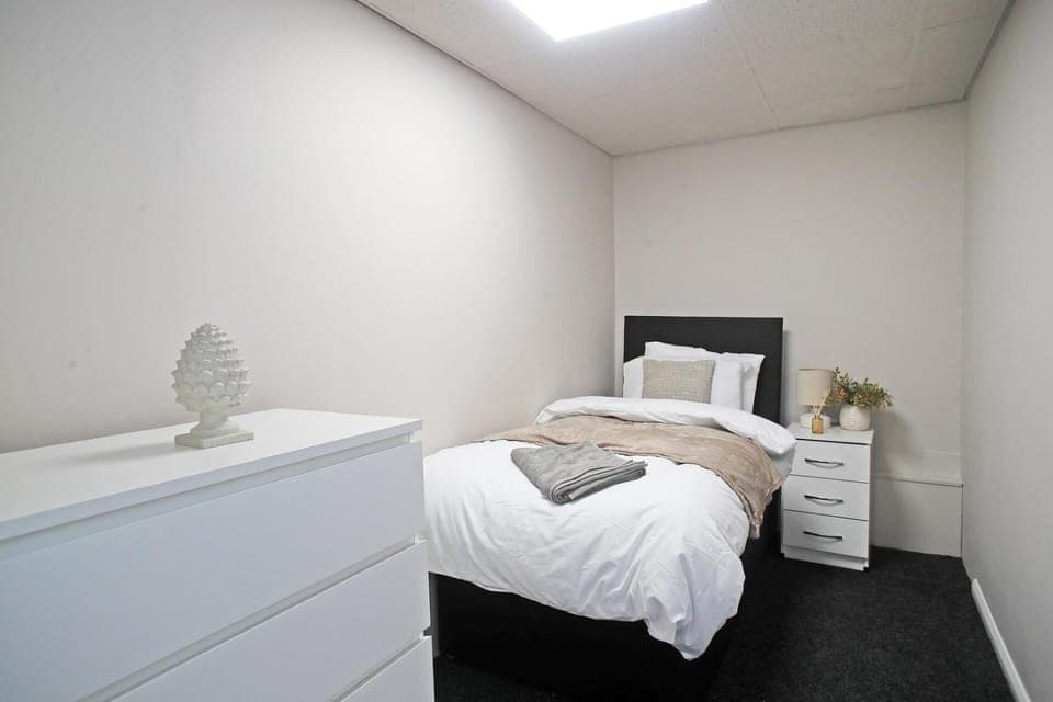 Bed, Photo of the whole room, Bedroom, towels