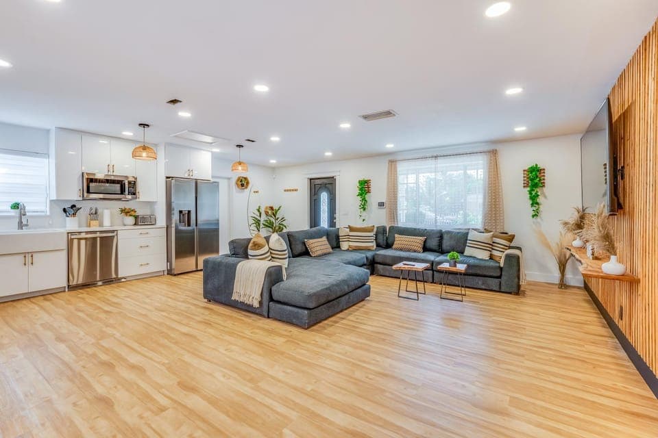 Kitchen or kitchenette, Living room, dishwasher, stove, toaster