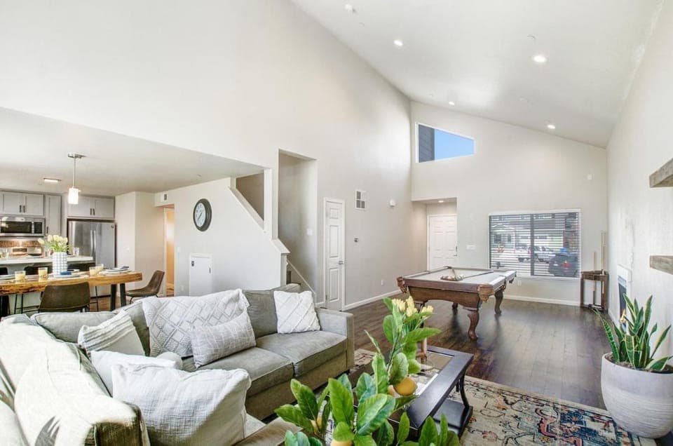 Property building, TV and multimedia, Living room, Seating area