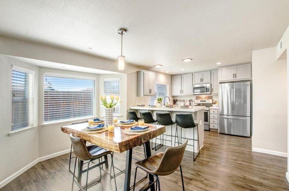 Kitchen or kitchenette, Seating area, Dining area, dishwasher, oven, pet friendly