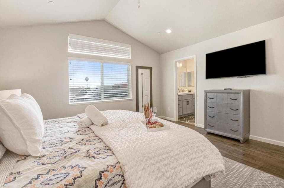 Property building, Bed, TV and multimedia, Photo of the whole room, Bedroom, wardrobe
