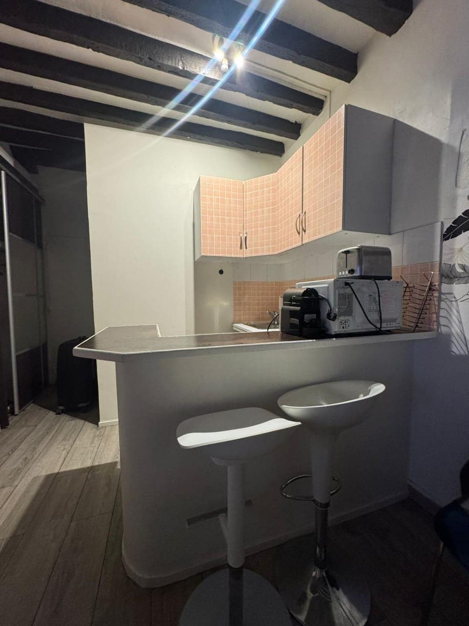 Kitchen or kitchenette, minibar, stove