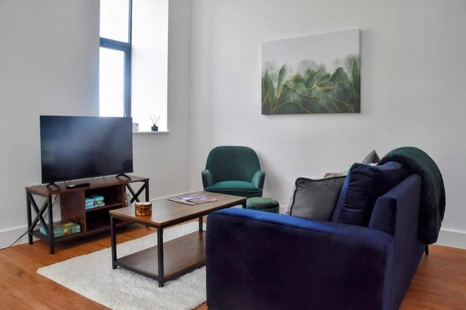 TV and multimedia, Living room, Seating area, Evening entertainment