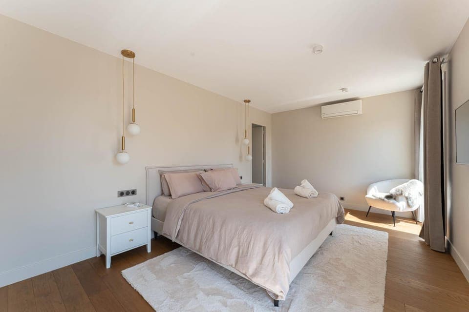 Bed, Photo of the whole room, towels, air conditioner