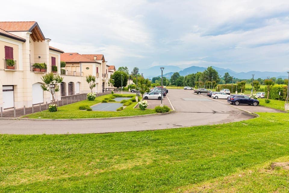 Property building, Spring, Neighbourhood, Garden view, Mountain view, Location, Parking