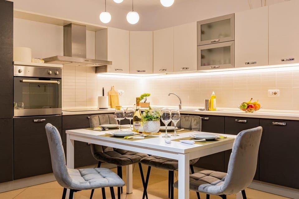 Kitchen or kitchenette, Dining area, dishwasher, stove