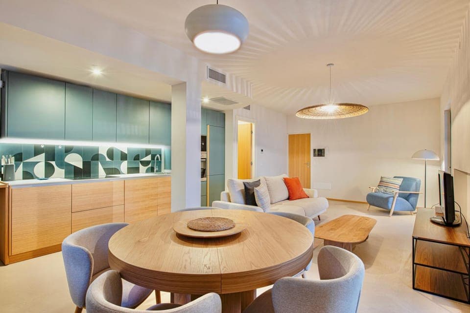 Kitchen or kitchenette, Living room, Seating area, Dining area