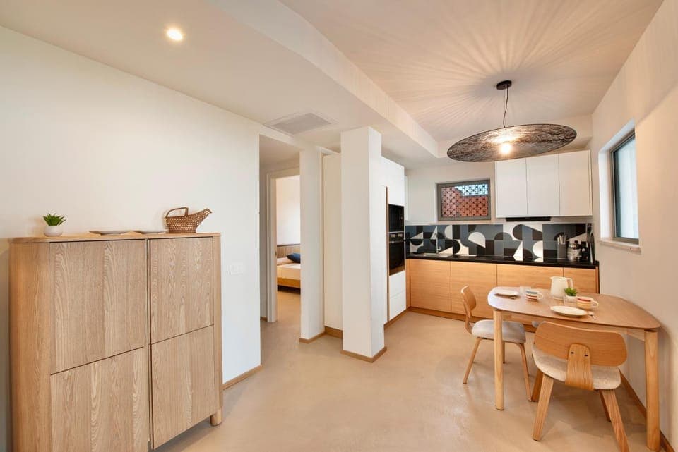 Kitchen or kitchenette, Dining area, oven