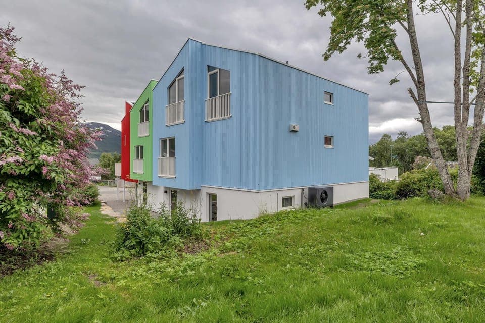 Property building, Day, Natural landscape, Garden, Garden view