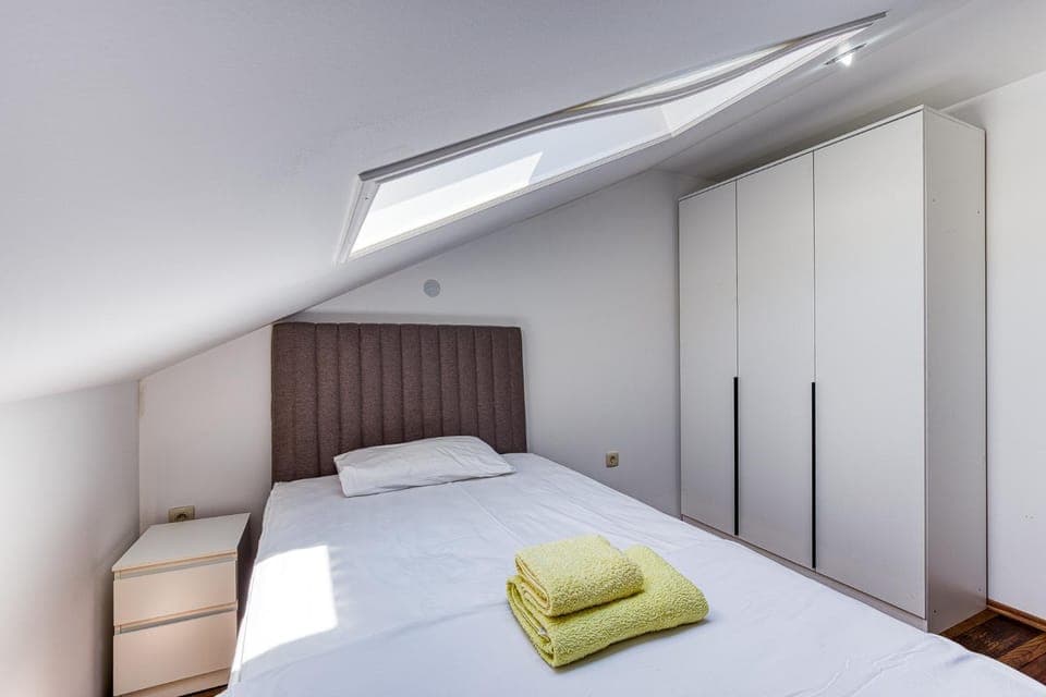 Bed, Bedroom, towels, wardrobe