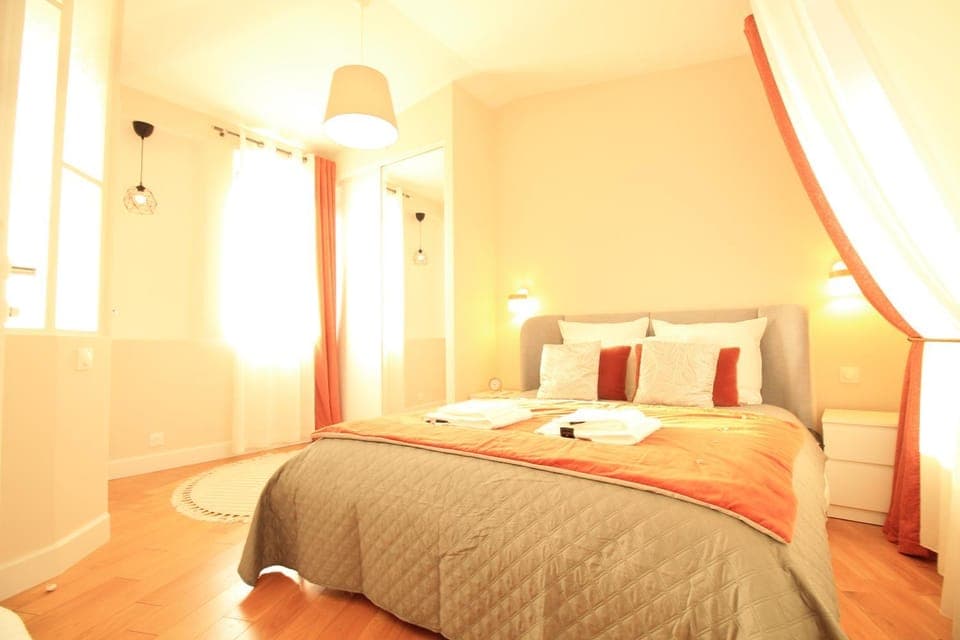 Bed, Photo of the whole room, Bedroom, towels