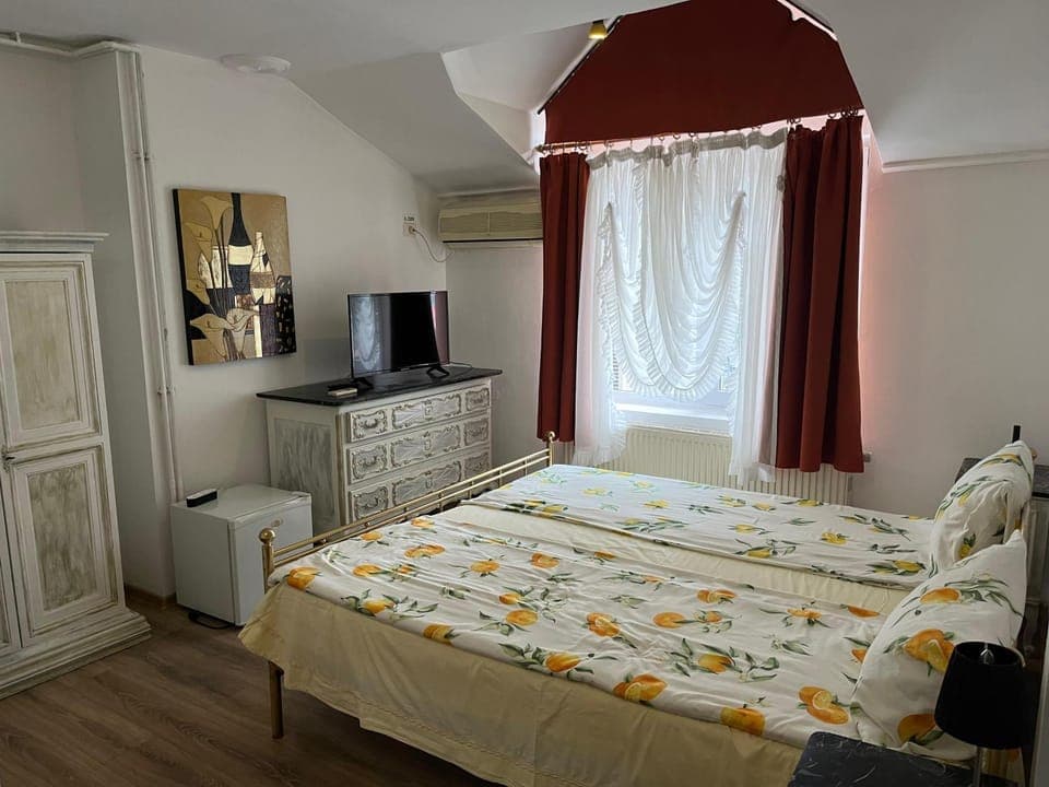 Bed, TV and multimedia, Photo of the whole room, Bedroom, wardrobe