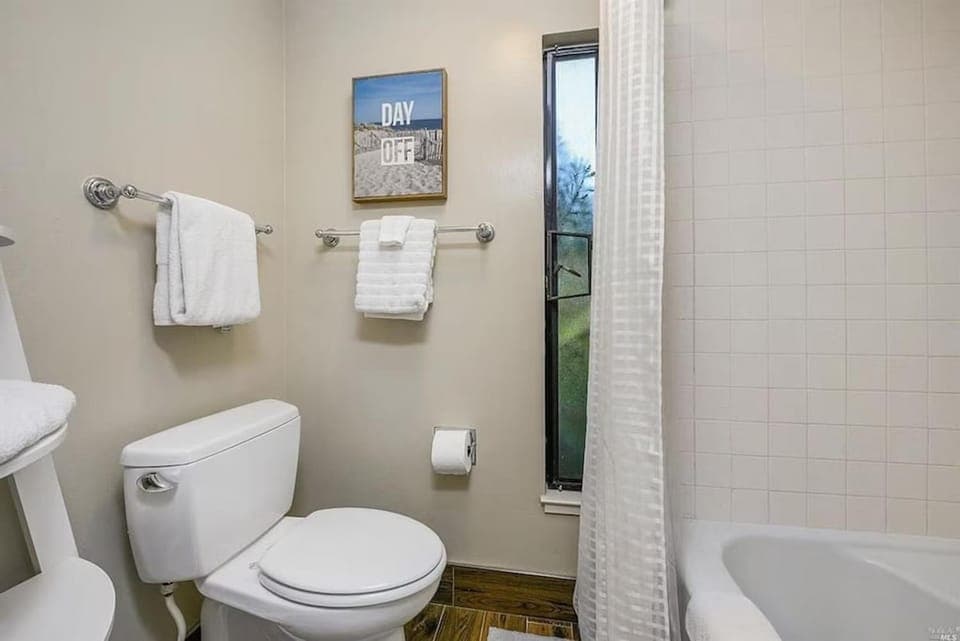 Shower, Toilet, Bathroom, Bath, towels