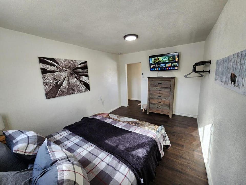 Bed, TV and multimedia, Photo of the whole room, Evening entertainment, Bedroom