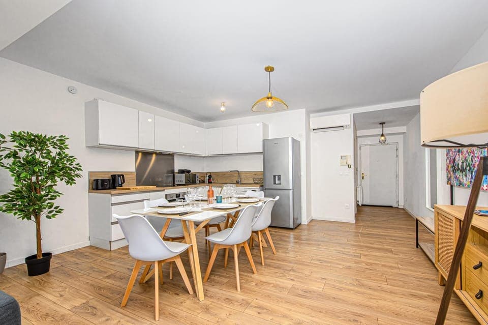 Kitchen or kitchenette, Dining area, oven, stove