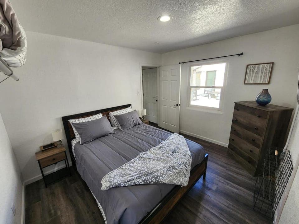 Photo of the whole room, Bedroom