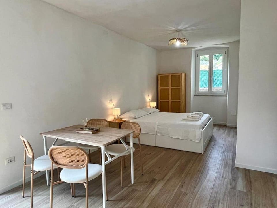 Bed, Living room, Photo of the whole room, Seating area, Dining area, Bedroom