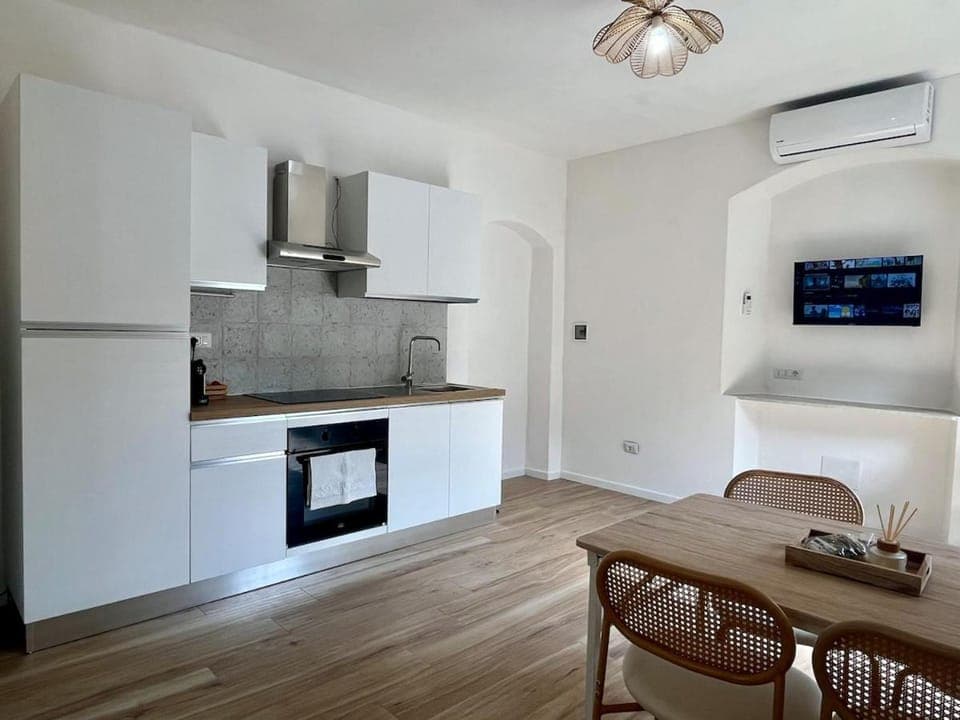 TV and multimedia, Kitchen or kitchenette, Dining area, oven, stove