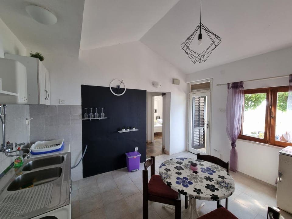 Kitchen or kitchenette, Seating area, Dining area