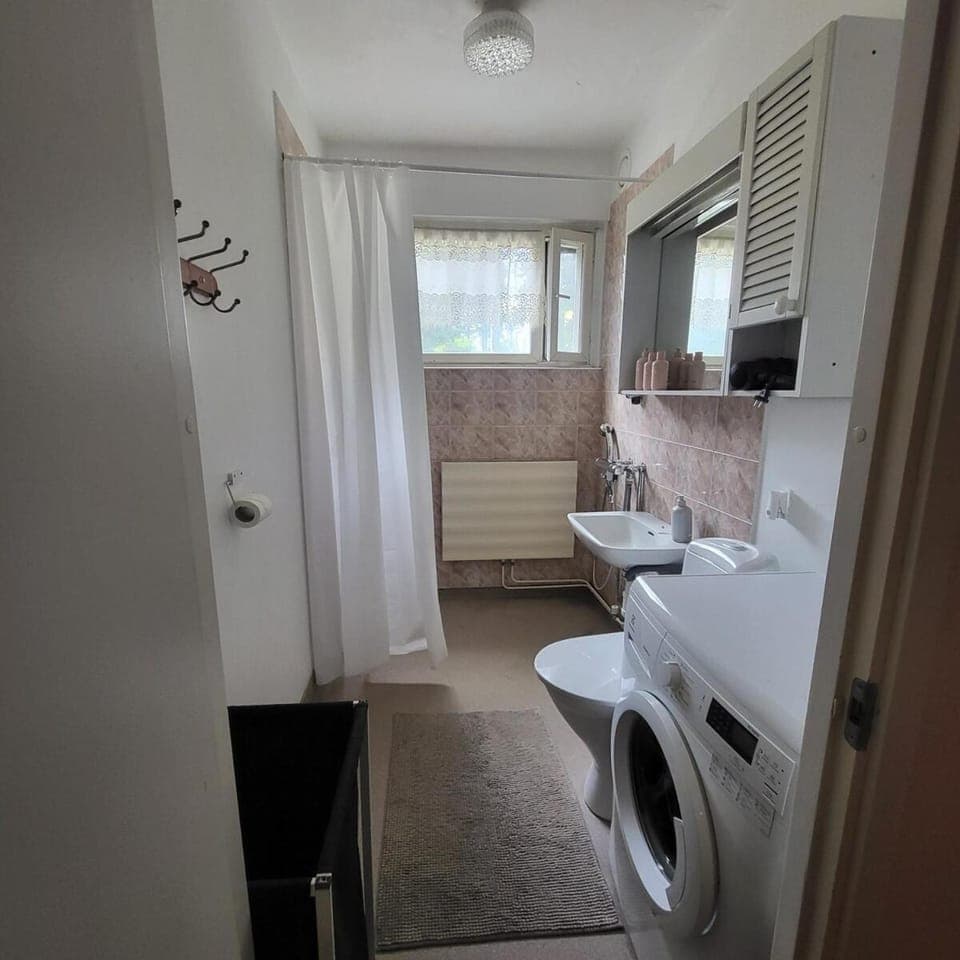 Bathroom, towels, washing machine