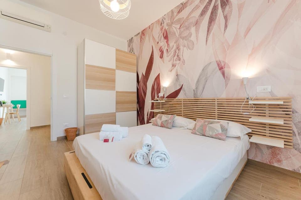 Bed, Photo of the whole room, Bedroom, towels