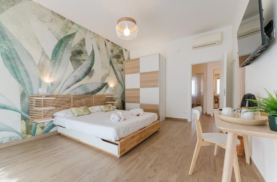 Bed, TV and multimedia, Photo of the whole room, Bedroom, towels, air conditioner