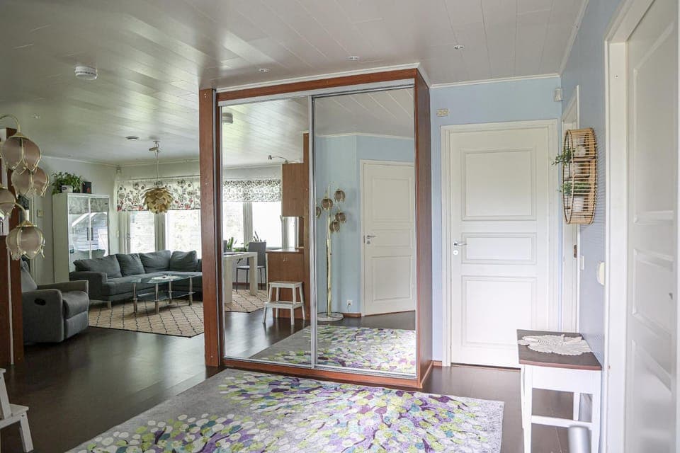 Photo of the whole room, Bedroom, wardrobe